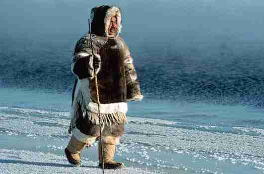 Inuit marchant sur la banquise