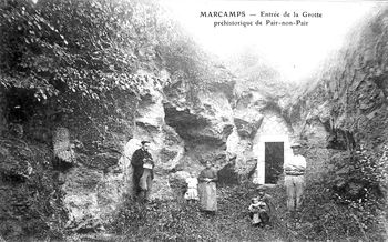 Marcamps - Entrée de la grotte préhistorique de Pair-non-Pair. Carte postale. Non datée. Collection Claudine et Bernard Henriette