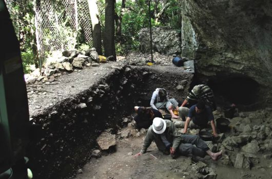 Grotte Mandrin : Homo sapiens dans la vallée du Rhône dès 54 000 ans